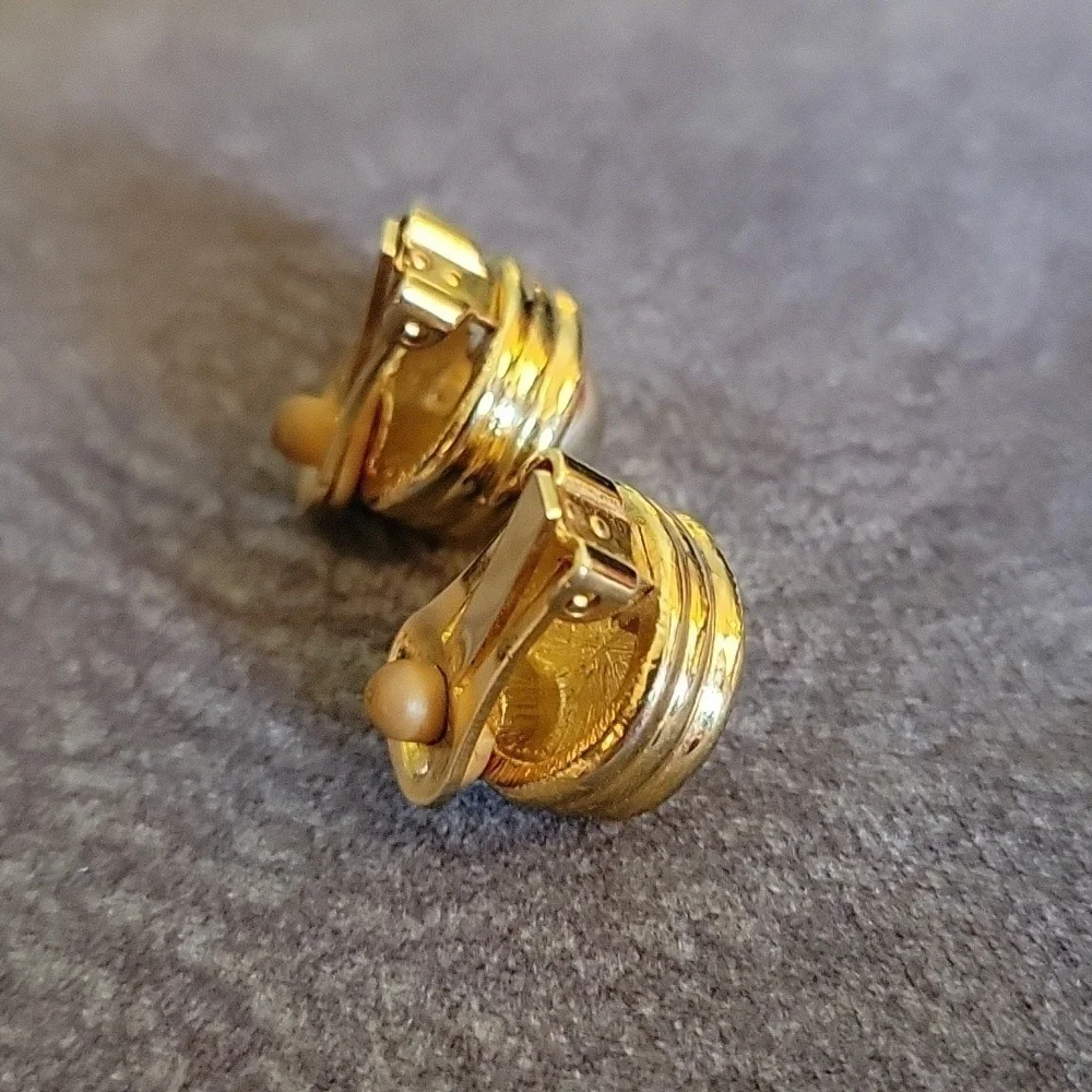Vintage 1980s Goldtone Circle Dome Clip-on Earrings